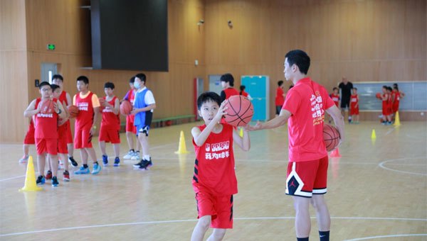 篮球防守训练中如何提高体能和耐力_0